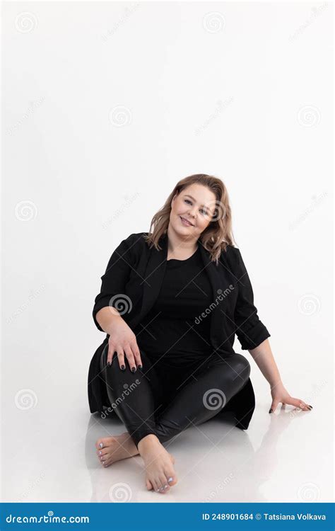 Photo Verticale D Une Femme Blonde Souriante Et Amicale En Tenue Noire Sur Fond Blanc Spa Du