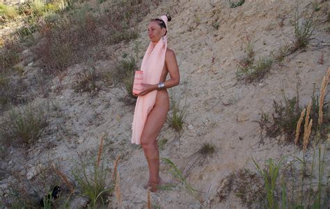 With Vase In Hands And Yellow Shawl Nude Pics Xhamster