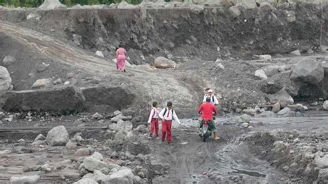 Jembatan Putus Akibat Banjir Lahar Gunung Semeru Ratusan Jiwa