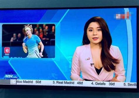 Lạ đời phong cách thời trang của MC nữ càng cắt xẻ hở hang nude hay