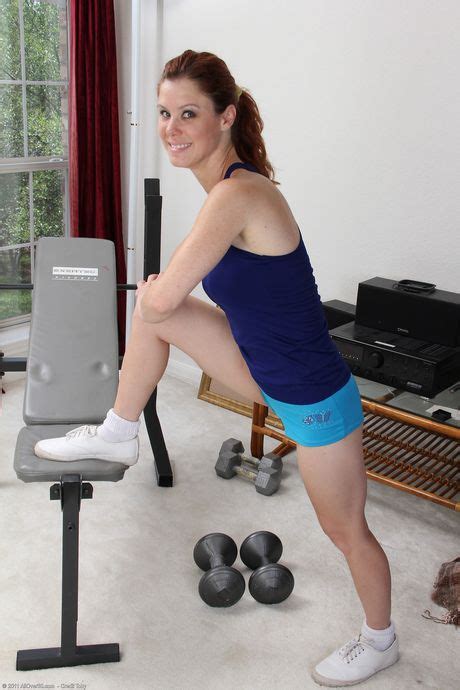 Hot MILF Jessica Adams Strips Fully Naked Shows Her Hairy Pussy At The Gym