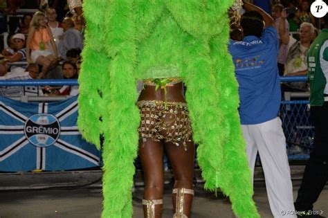 Cris Vianna Brilhou Saia Por Cima De Lingerie Fio Dental Frente Da Bateria Da Imperatriz