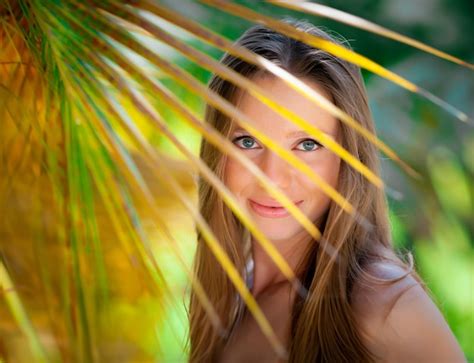 Ashion Portrait De La Belle Jeune Fille Blonde Debout Dans Les Paumes Et Regardant Avec Ses Yeux