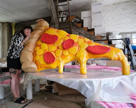 giant pizza slice essen skulptur hochzeit fotowaende bastelsachen