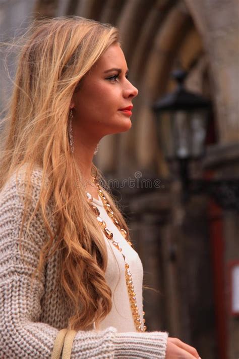 De Blonde Nederlandse Manier Van De Vrouwenstraat Stock Afbeelding Image Of Mooi Enkel