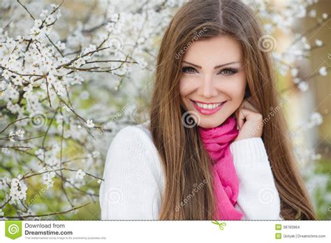 Portret Van Een Jong Brunette In Een Weelderige Tuin Stock Foto Image Of Romaans Mooi 38783964