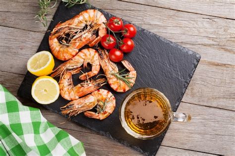 Camarones A La Parrilla Y Jarra De Cerveza Foto Premium