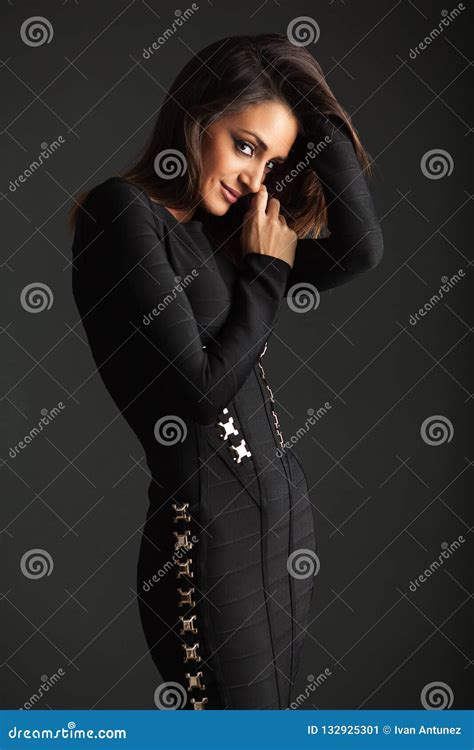 Brunette Im Schwarzen Kleid Das Im Studio Aufwirft Stockbild Bild Von Br Nette Herrlich