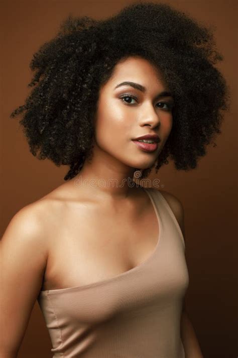 Jolie Jeune Femme Afro Am Ricaine Avec Des Cheveux Boucl S Posant Faire Des Gestes Gay Sur Les