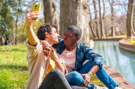 Selfie De Um Casal Gay Multi Tnico Conversando No Parque Por Um Conceito De Rio Lgbt Foto Premium