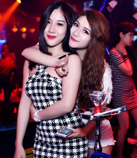 Hot girl Vân Navy đi bar hôn đồng giới