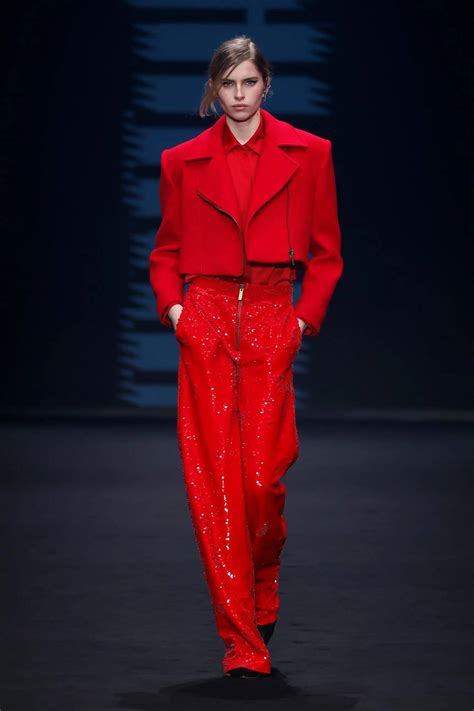 GENNY 2023米兰时装周｜夜的光色，女性的轮廓美-搜狐大视野-搜狐新闻