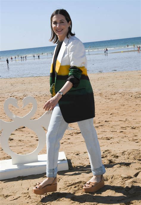 Photo Amira Casar en photocall sur la plage pendant le 35ème festival