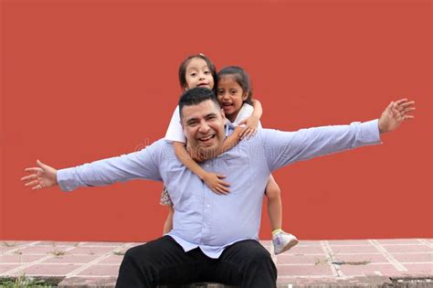 Pai Divorciado Brinca Suas Duas Filhas Morenas De Latina Mostram Seu Amor E Celebram O Dia