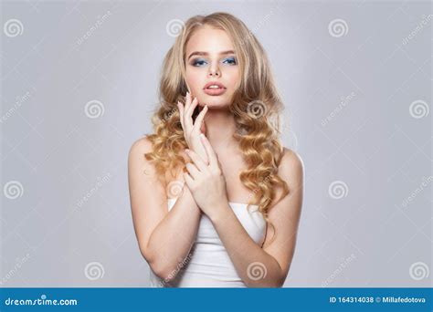 Mooie Blonde Vrouw Met Lang Gezond Krullend Haar Stock Foto Image Of Woonkamer Persoon