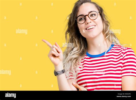 Schöne junge blonde Frau Brille über isolierte Hintergrund mit einem Lächeln auf dem Gesicht und