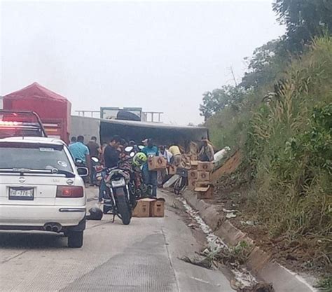 Roban cerveza tras volcadura de tráiler en Veracruz Telediario México