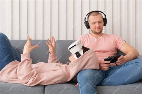 Free Photo Wife And Husband Playing Videogames At Home