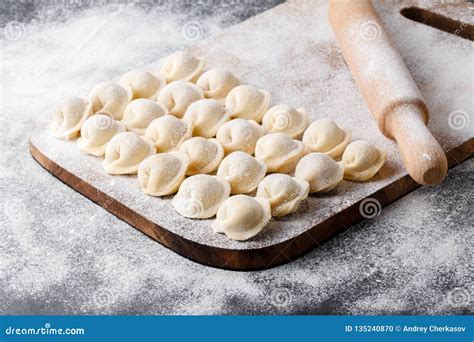 Bolinhas De Massa Cruas Caseiros Pelmeni No Fundo De Madeira Foto De