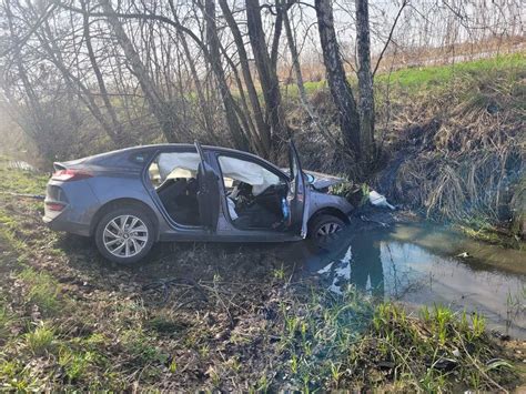 Zderzenie samochodu osobowego z ciężarówką na drodze z Zatora do