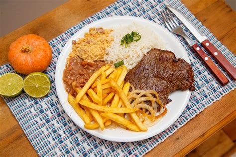 Arroz feijão batata frita e bife de vaca Foto Premium