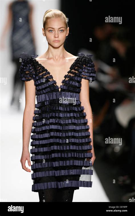 Carolina Herrera New York Ready To Wear Autumn Winter Model Sasha Pivovarova Blonde Hair Off