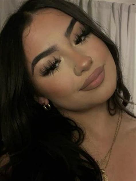 latina makeup in Gesicht schminken Tägliches makeup Schminke foto