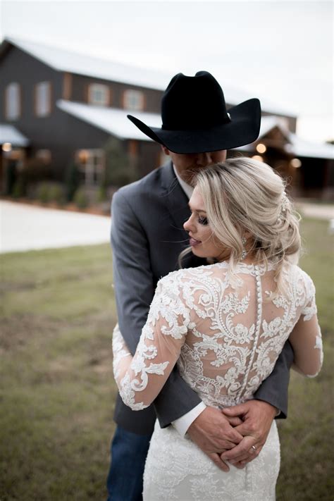 Western Wedding Photography // Western Wedding Goals // Cowboy Wedding ...