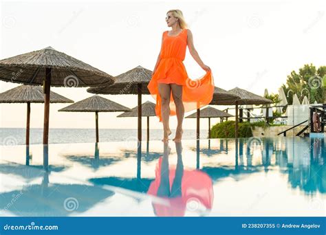 Mujer Sexy En Bikini Posando En La Piscina Balneario De Lujo Imagen