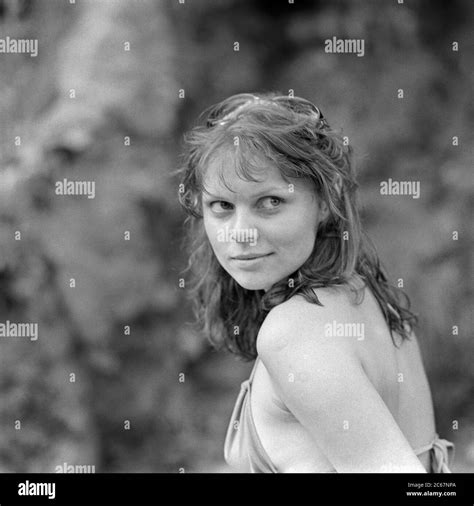 Outdoor Porträt der jungen Frau im Bikini mit schelmischen Ausdruck auf