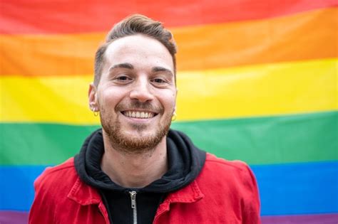 Retrato De Un Hombre Sonriente Abrazando Su Identidad Gay Un Activista Homosexual Por La