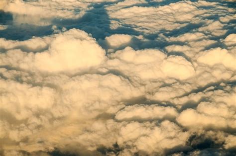 Volando Por Encima De Las Nubes Vista Desde Un Avi N Foto Premium