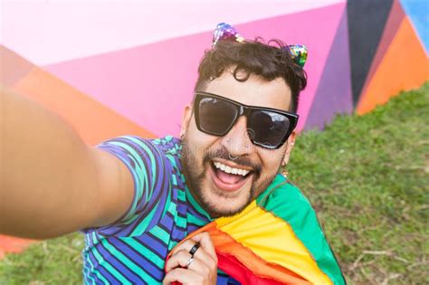 Selfie Arco Iris Hombre Gay Celebra El Orgullo Con La Bandera En El Parque Soleado Imagen De
