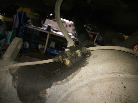 замена тройника тормозных трубок на заднем мосту — Lada 4x4 3D, 1,8 л ...