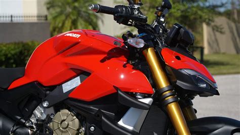 Nine Mile Ducati Streetfighter V S Bears Hyper Naked Thrills By The Dozen Autoevolution
