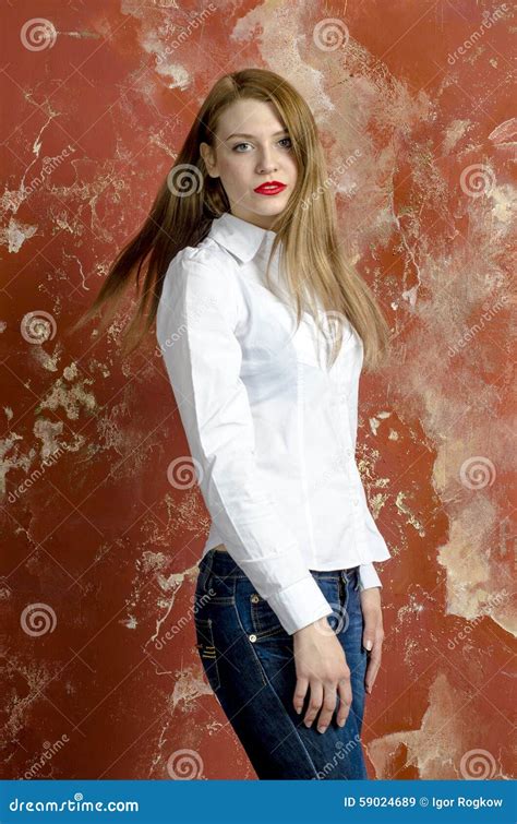 Junge D Nne Sch Ne Junge Blonde Frau Mit Den Langen Beinen Und Dem Haar Im Chaoshemd Und Jeans