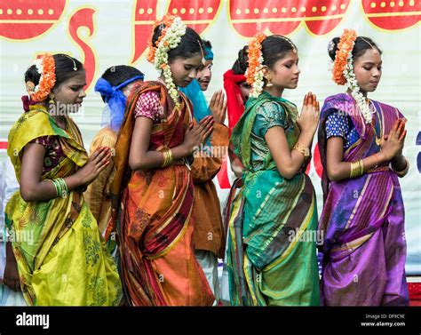 Folk Dance Of Uttar Pradesh Traditional Dress Of Up Lifestyle Fun