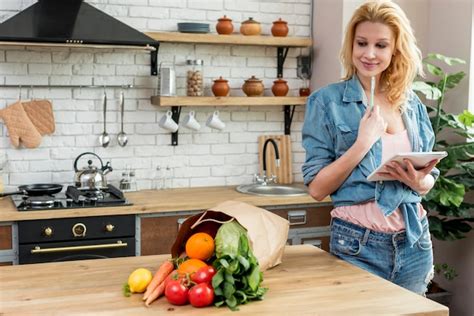 Femme Blonde Dans La Cuisine Photo Gratuite