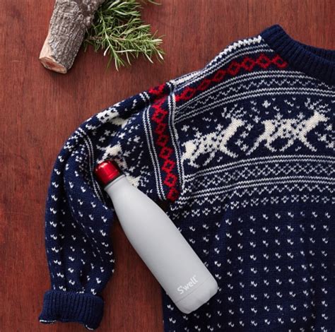 This Water Bottle Keeps Your Drinks Cold For Hours And Hot For Airows