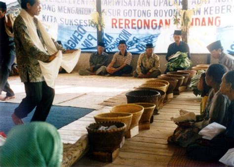 Mengenal Tradisi Ngalaksa Sumedang Upacara Adat Mengantar Padi Ke