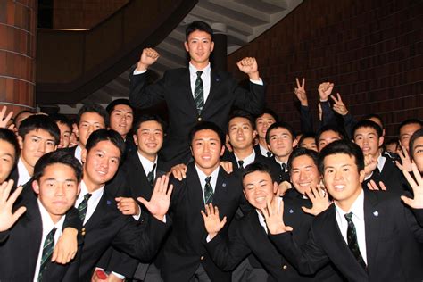 【ドラフト】仙台育英・山田脩也が阪神3位指名にガッツポーズ！驚きの表情の後、仲間と歓喜 プロ野球写真ニュース 日刊スポーツ