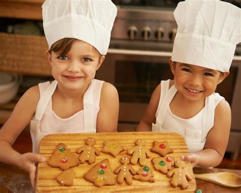 Meninas De Retrato E Biscoitos De Natal Na Cozinha Sorriem E Felizes