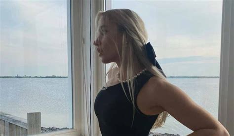 FOTO Juultje Tieleman Deelt Foto In Bikini Liggend Aan Het Zwembad