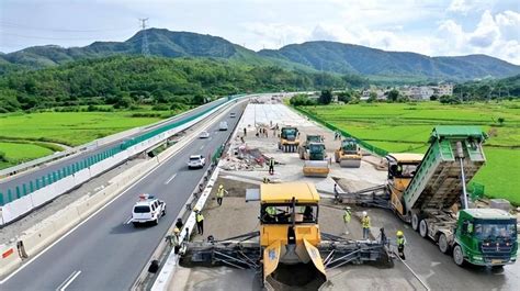 广东在改扩建一条高速，预计2024年全线建成通车，实现双向8车道深圳市高速公路都是会