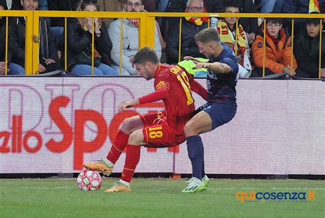 Cosenza Un Derby Amaro Il Catanzaro Fa Festa Con Le Reti Di Iemmello