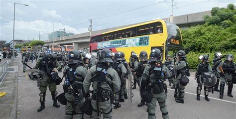 示威者堵塞香港機場 港警加派人手驅散 - 國際 - 工商時報