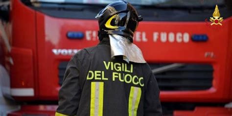 Incendio Sulla Collina Dei Camaldoli Al Lavoro I Vigili Del Fuoco