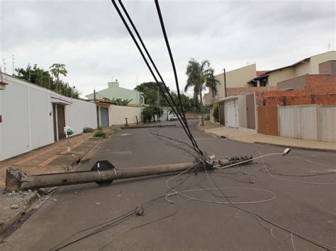 G1 Caminhão enrosca em fios e derruba três postes em bairro de Rio