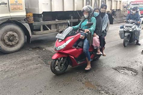 Jalan Akses Marunda Rusak Dan Berlubang Parah Bahayakan Pengendara