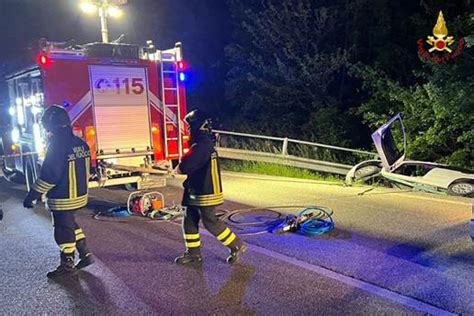 Perugia Auto Si Ribalta Dopo Uno Scontro Vigili Del Fuoco